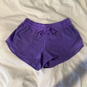 Lululemon low rise lined hotty hot shorts size 2.5” size 6 purple EUC